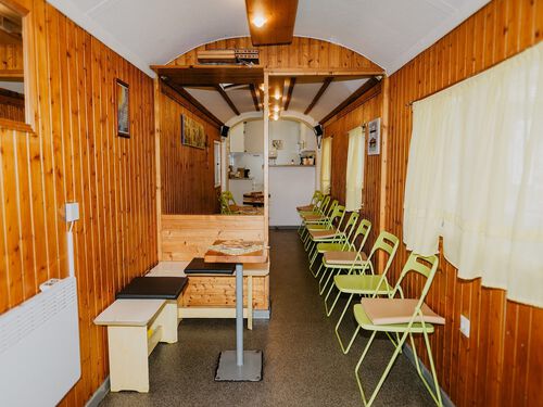 thumb Kontaktcafé Bauwagen Innenraum mit einer gesprächsfreundlichen Atmosphäre