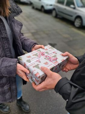 thumb Heiligabend Geschenke verteilen